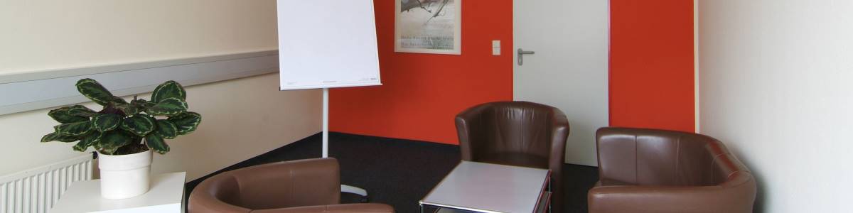 Therapieraum mit Tisch und Sesseln